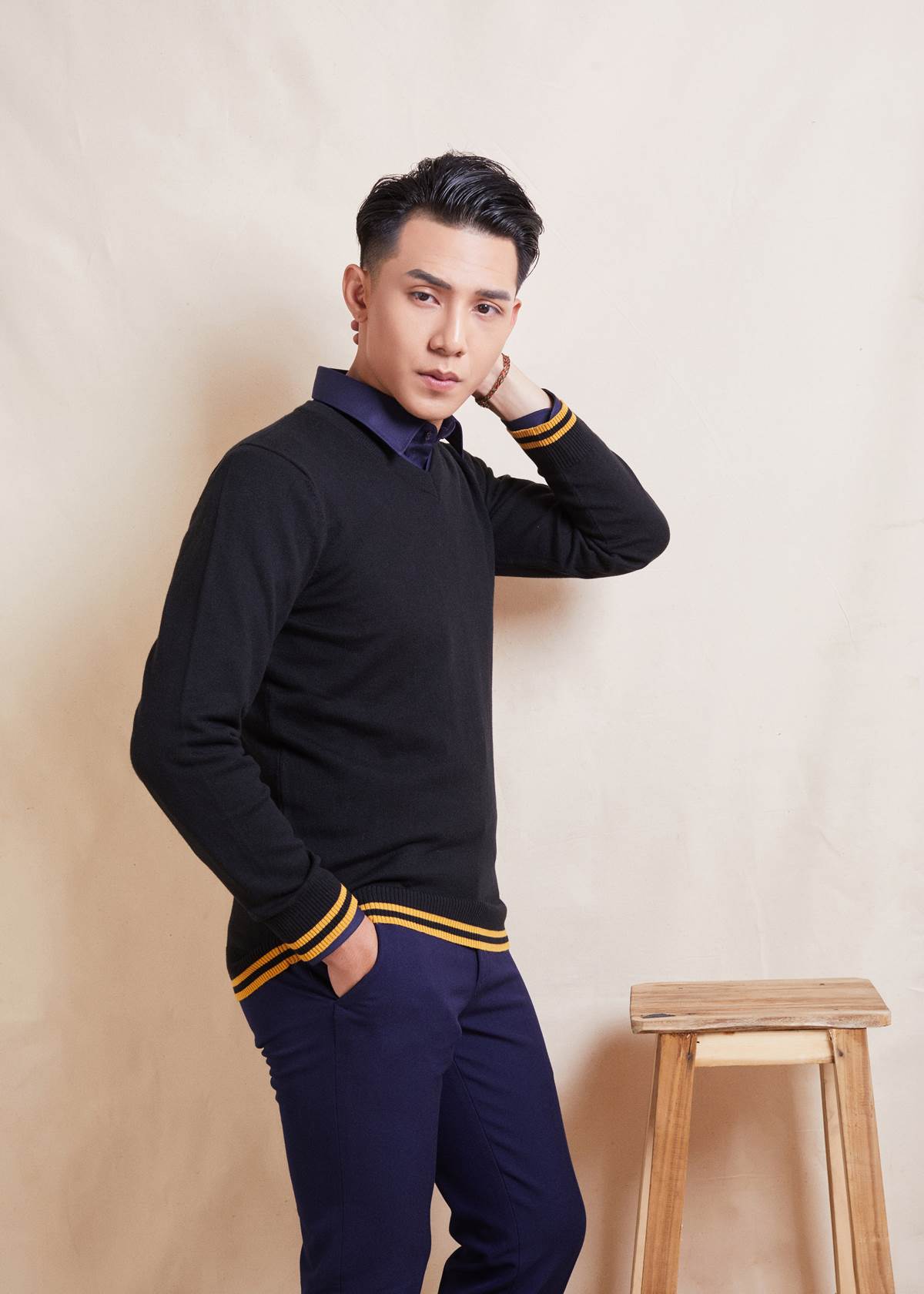 Áo len cổ tim đen viền vàng