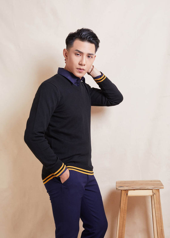 Áo len cổ tim đen viền vàng